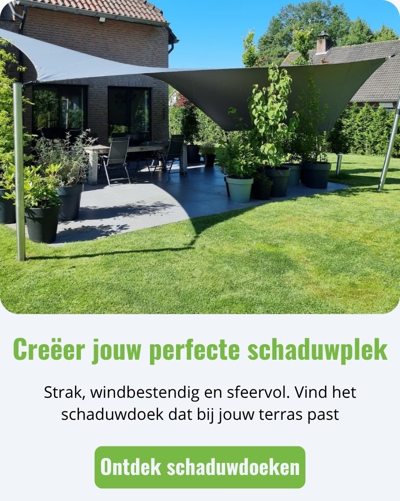 Een tuin met een schaduwdoek van Buitenkado