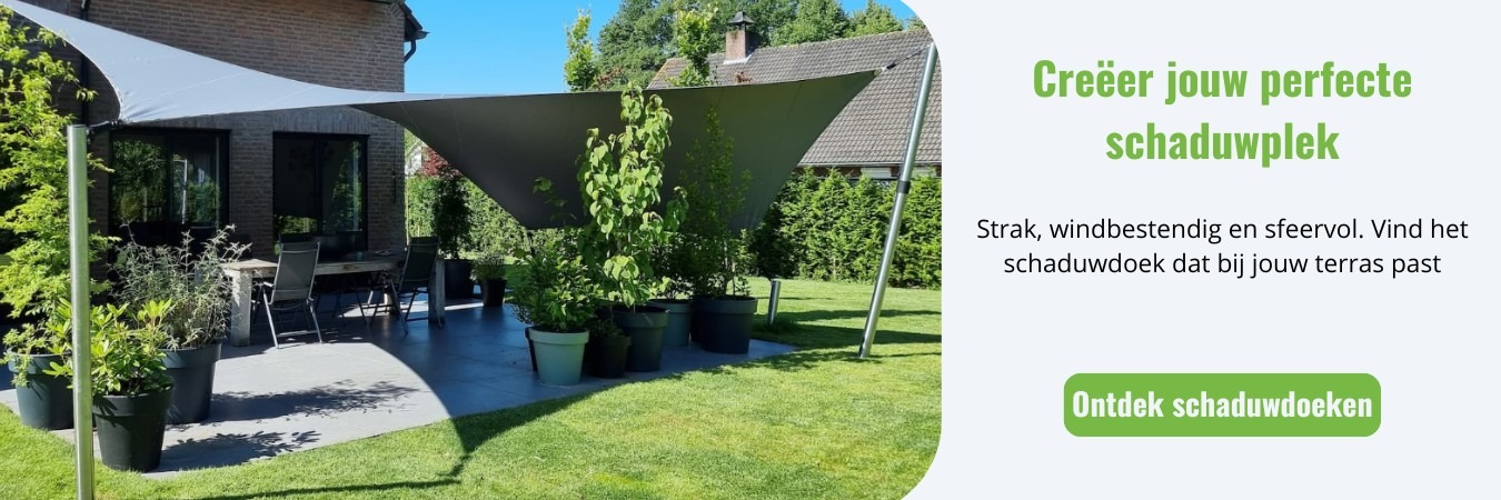 Een tuin met een schaduwdoek van Buitenkado