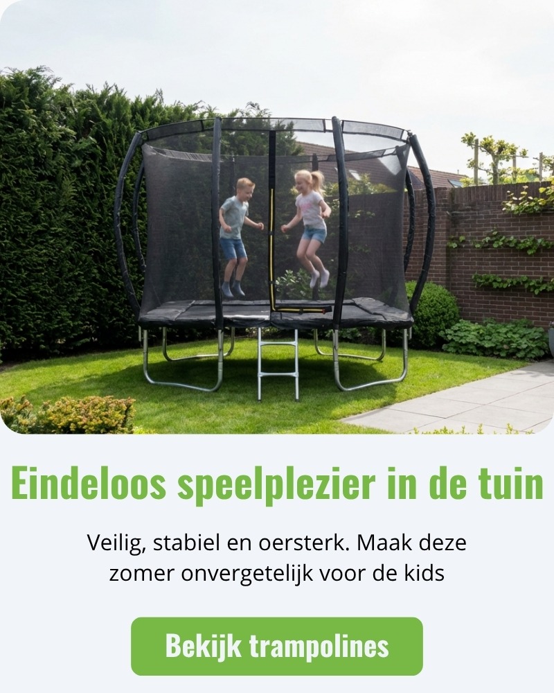 Een trampoline van Buitenkado in een tuin met kinderen erop