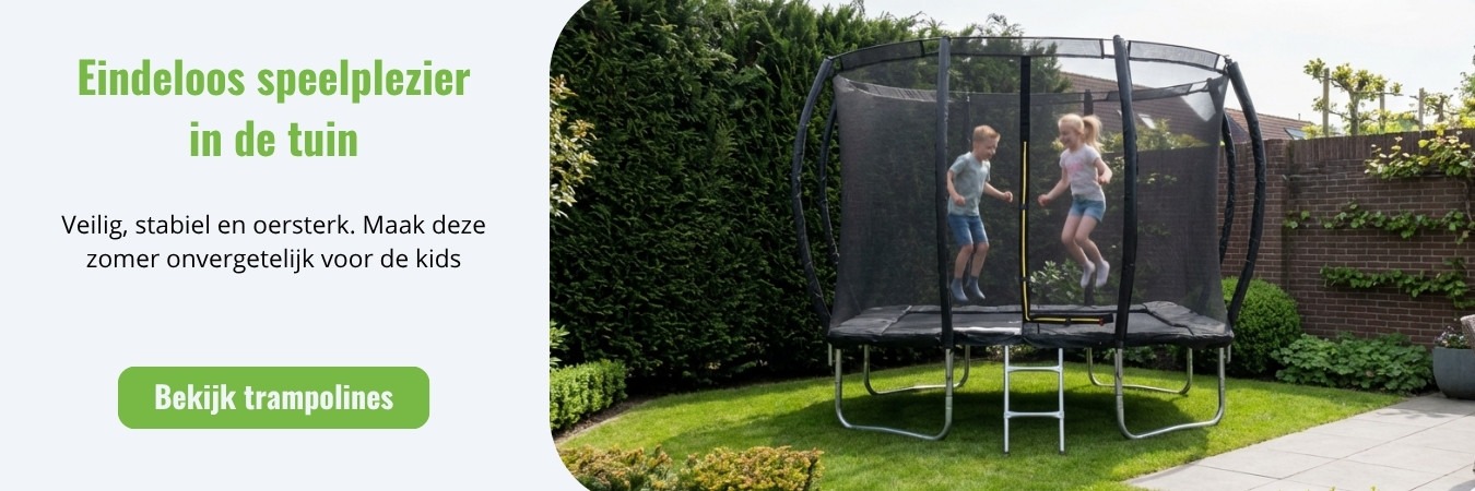 Een trampoline van Buitenkado in een tuin met kinderen erop