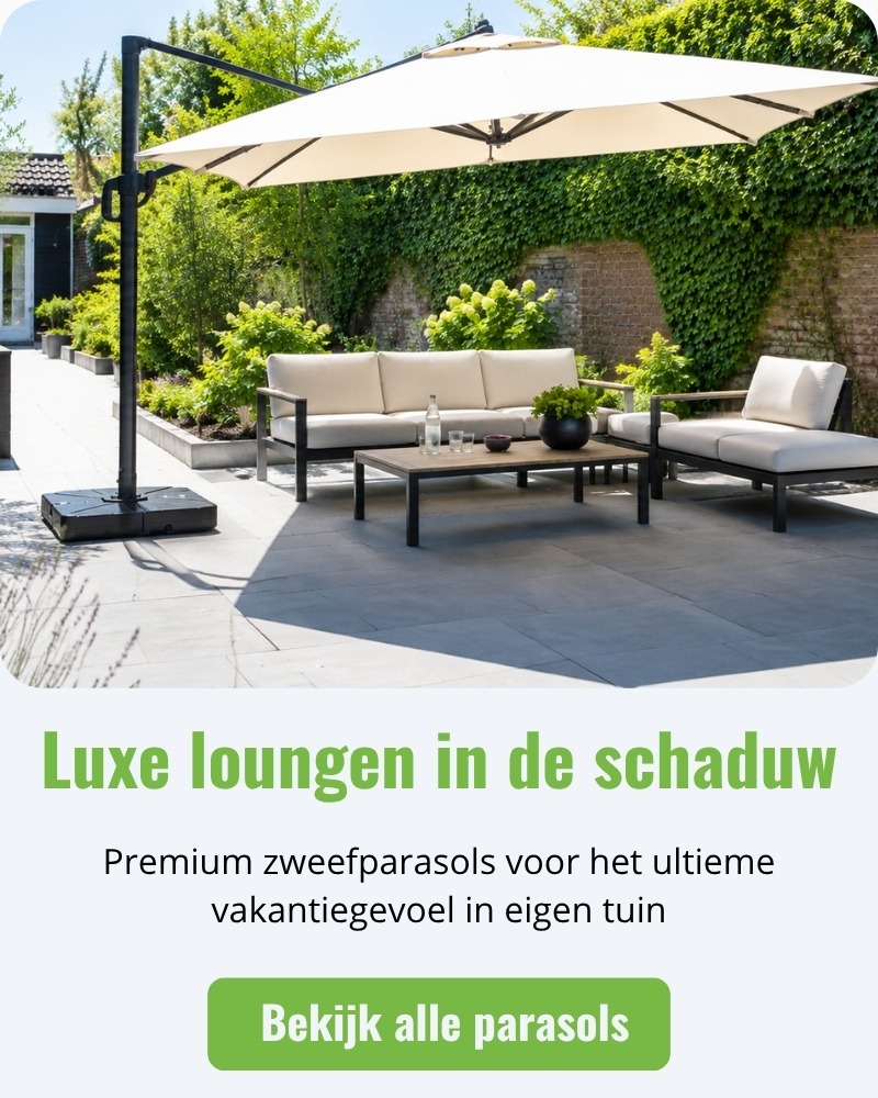 Zweefparasol van Buitenkado in een zonnige tuin